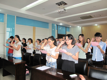 药公司举行“七一”党员宣誓大会