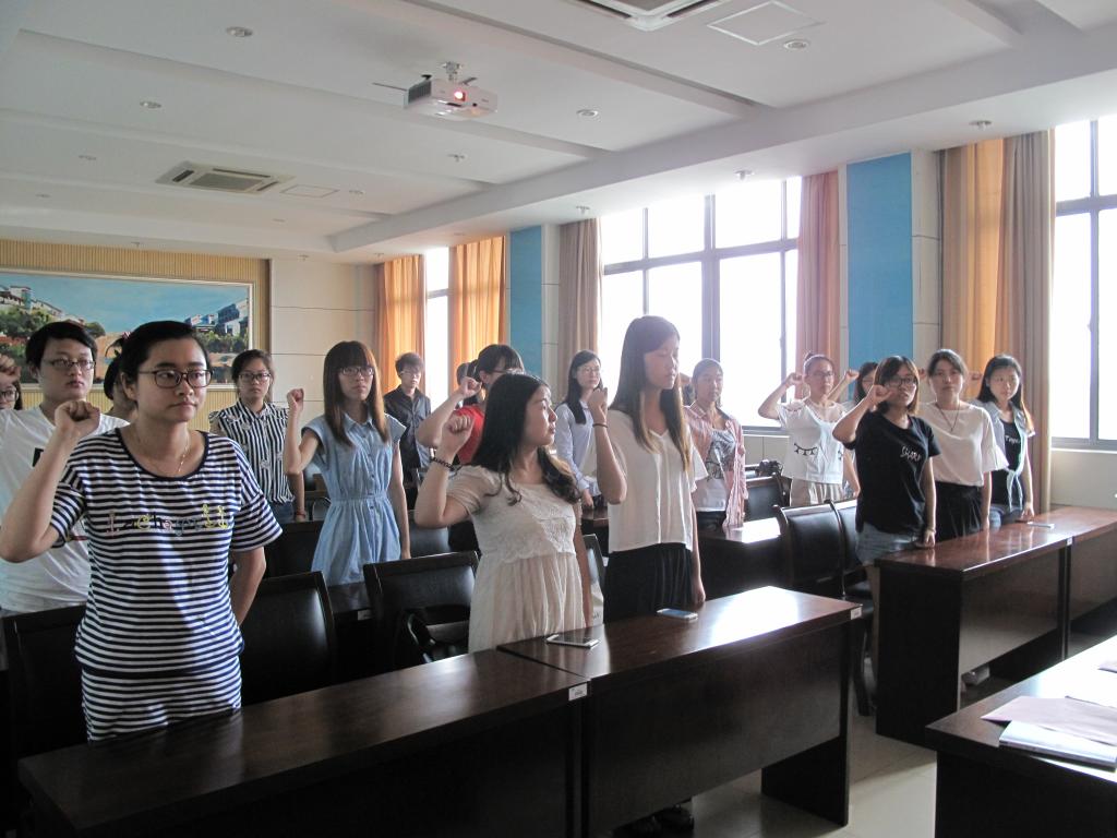 药公司举行新党员“七一”宣誓大会